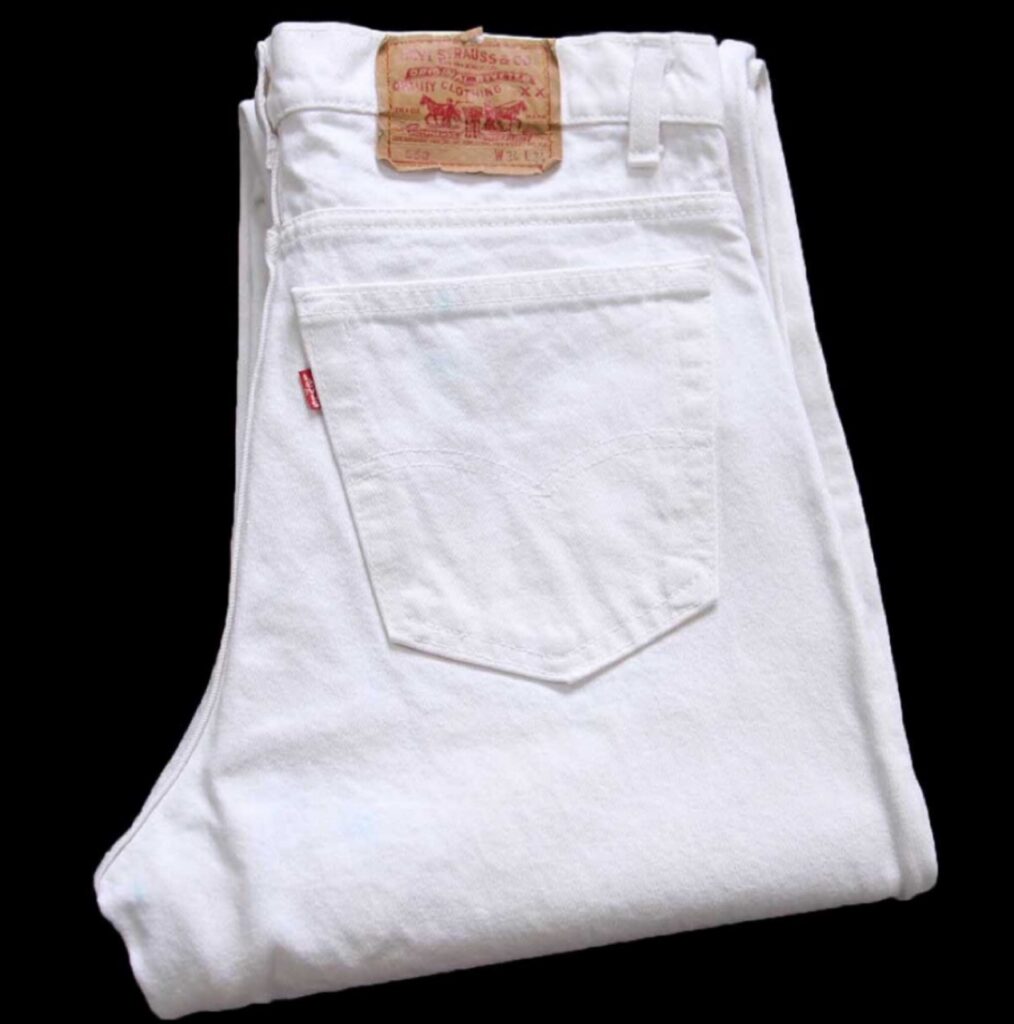 リーバイス白ジーンズ